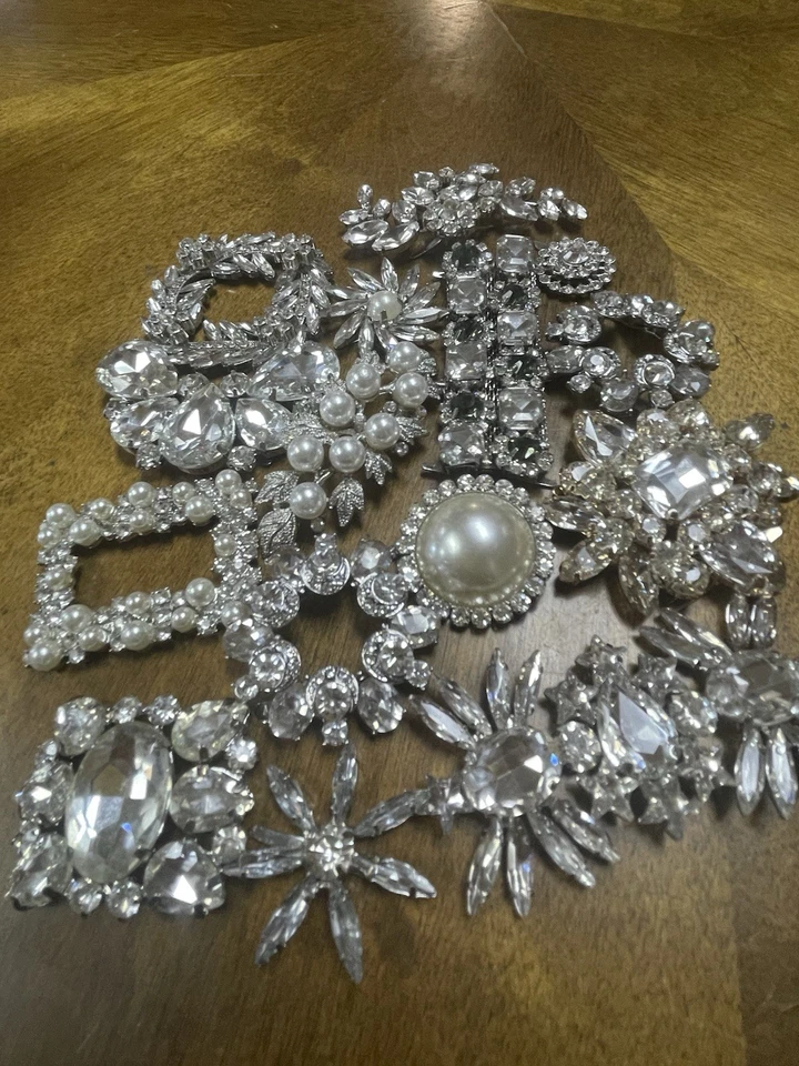 Lote de apliques vintage de 1/2 lb de diamantes de imitación y perlas de imitación para coser. Mediados de siglo. Foto 1 de 4