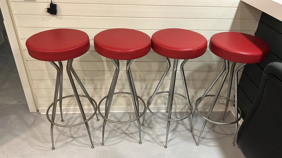  4 Retro Barhocker in rot in einem gebrauchter Zustand Marke nicht bekannt - Bild 1 von 4