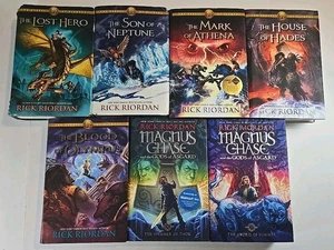 The Heroes of Olympus Riordan Complete Book Set 1-5 + 2 Magnus Chase Hardcover - Bild 1 von 8