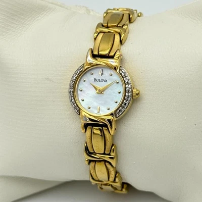 Reloj pulsera Bulova 2003 para mujer tono dorado, esfera MOP, bisel de diamantes, 98R88 Foto 1 de 4
