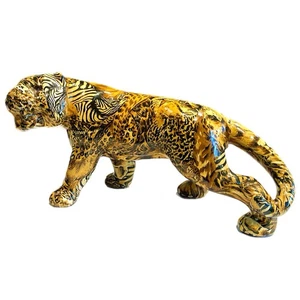 LA VEI Hockender Tiger Figur Safari Patchwork Print Decoupage mit glänzender Glasur - Bild 1 von 8