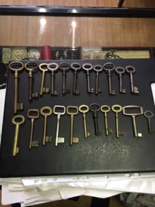 ANTIKES SET MIT 22 EISEN- UND BRONZESCHLÜSSEL - 19. CENTURY - Bild 1 von 3
