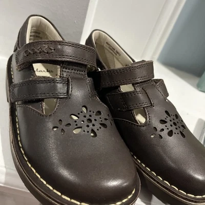 Girls Brown Clarks Mary Janes Leather Size 11.5 Wide - Image 1 of 4