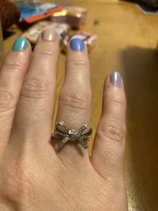 Beautiful Bow Ring 0.14 Diamond Carat 9ct White Gold Size M - Picture 1 of 5