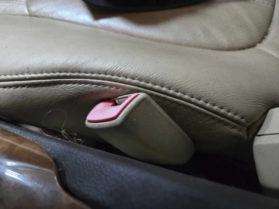 2008 2009 BUICK ENCLAVE DRIVER SEAT BELT BUCKLE *TAN* OEM 19181943 - Image 1 of 1