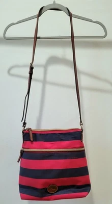 Bandolera de nailon a rayas Dooney & Bourke correa de cuero ajustable roja/azul marino/marrón Foto 1 de 4