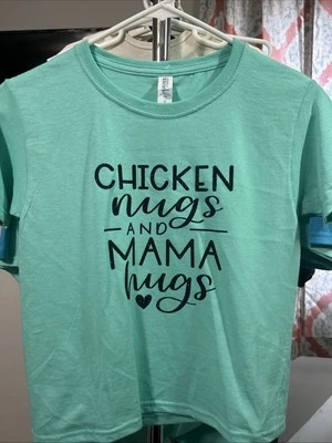 Camisa Juvenil Personalizada “Chicken Nugs And Mama Hugs” Color Es Verde Azulado/Negro Brillo-NUEVA Foto 1 de 3