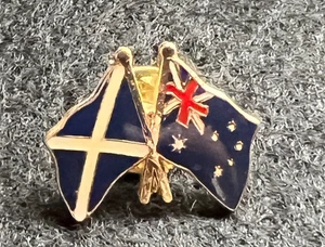 SCOTLAND SALTIRE & AUSTRALIA FRIENDSHIP FLAGS PIN BADGE - Picture 1 of 3