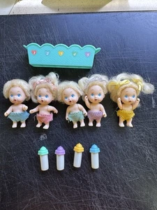 Vintage 1990 Tyco Quints Lot 5 Puppen 4 Flaschen Trinken Nass Auslauf Tablett  - Bild 1 von 14