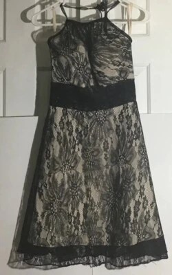 Vestido Moderno para Mujer Talla 6 Negro Marfil Encaje Ajuste y Acampanado Baile de graduación Noche Foto 1 de 4