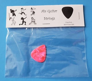 Corde Air Guitar con Plettro Omaggio (Colore Casuale) Novità Regalo - Confezione da 3 - Foto 1 di 5