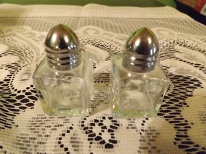 Miniatur Salz und Pfefferstreuer Klarglas Silberfarbene Spitzen geriffelt 2" T - Bild 1 von 1