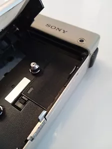 Cache Piles Pour Walkman Sony WM-D3/DD/DD2/DD3/DD30/DD33/WM2/R2/F2 - Zdjęcie 1 z 3