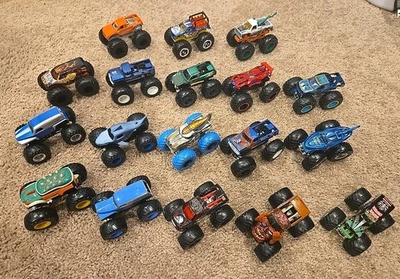 Lot of 18 Hot Wheels Monster Jam Trucks 1:24 Scale Diecast Grave Digger Big Foot - Image 1 of 4