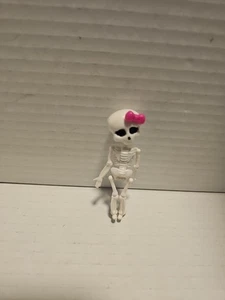 Monster High Ersatz Draculaura Ghouls Rule Skullette Puppe Rosa Schleife Skelett - Bild 1 von 2