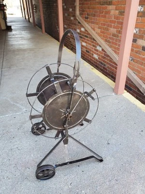 Carretel/carrinho móvel antigo primitivo para mangueira de jardim - Imagem 1 de 4