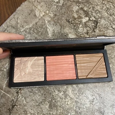 MAC Holiday Shiny Pretty Things Face Palette Fair String Lights Sweater Weather. - Image 1 of 4