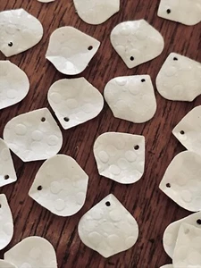 Sequins 15mm Chalk White Matte Diamond Fish Scale Pattern 5/8in 3D Not Flat x 30 - Foto 1 di 1