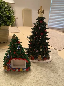 2 Weihnachtsbaum Figur 3D Harz, handbemalt gekrönt mit einem Engel 12" und 7" - Bild 1 von 16