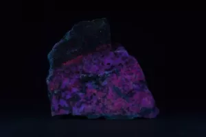 JH23321 Dos fluorescentes desconocidos, Crestmore Quarry CA - Imagen 1 de 4