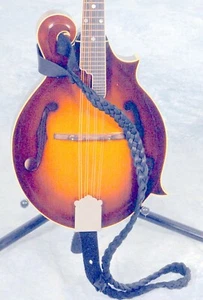 LAKOTA LEATHERS geflochtene Elchleder Mandoline - Ukulelenriemen SCHWARZ - Bild 1 von 2