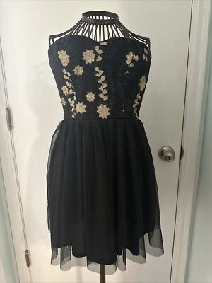charlotte russe M vestido negro sin mangas con apliques dorados  Foto 1 de 4