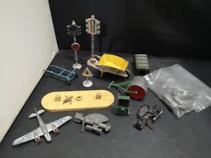 T867-MIXED SCRAPYARD OF DIECAST ACCESSORIES AND MODELS INC DINKY - Picture 1 of 2