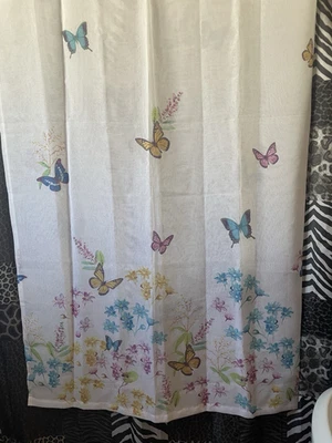 🦋 Cortina de ducha de tela de jardín Butterfly Meadows blanca con flores semi transparente Foto 1 de 4