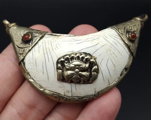 Meraviglioso ciondolo argento tribale NAGLAND inciso leone conchiglia Tibet Nepal CP35 - Foto 1 di 7