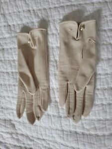Vintage 1950s Ladies Gloves Cream Color Wrist Length Fits Size 6 1/2 Bridgerton 