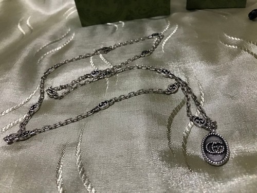 Collana Gucci GG con ciondolo ad incastro tono argento
