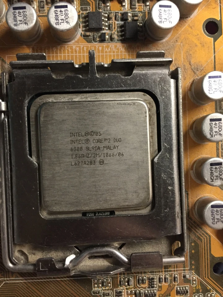 Processore Intel Core 2 Duo E6300 SL9SA 1.86GHz 1066MHz FSB 2MB L2 Socket LGA775 - Immagine 1 di 1