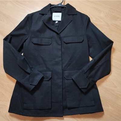Chaqueta utilitaria de mezclilla de sarga negra talla 6 COS para mujer con botones delanteros  Foto 1 de 4
