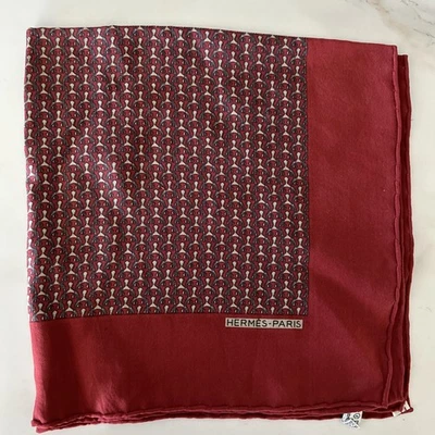 HERMES Masculino Borgonha/Cinza Bolso Quadrado com Etiquetas, 100% Seda - Imagem 1 de 3