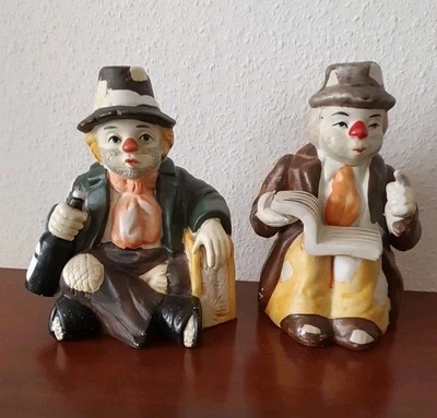 2 Stück Clown Figur sitzend Penner Buch lesend 16 cm hoch Deko  - Bild 1 von 4