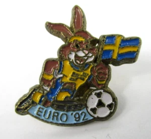 Pin's Pins Football Euro 92 1992 Mascotte Berni Drapeau Suède UEFA Petit Collin - Imagen 1 de 2