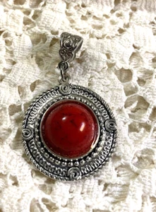 "Colgante redondo howlite rojo SOLO joyería de plata tibetana de 1-1/4" - Imagen 1 de 2
