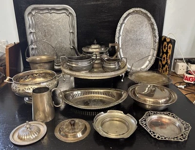 Antico lotto lavoro di ciotole da tè placcate argento vassoi secchiello ghiaccio brocche e altro - Immagine 1 di 4