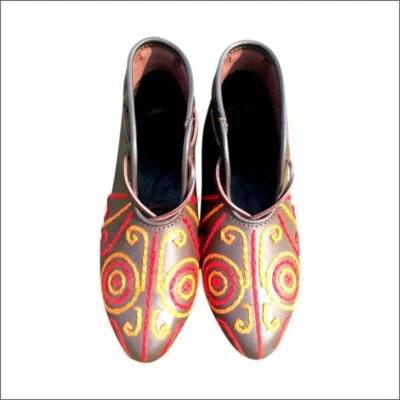 Nuevo par de botas bordadas de encaje de cuero romano Foto 1 de 4