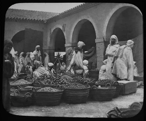 Diapositiva Linterna Mágica EN EL NUEVO MERCADO BISKRA C1890 FOTO VICTORIANA PÁRAMOS ARGELIA - Imagen 1 de 2