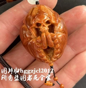 Statua teschio intagliato a mano noce oliva naturale mago ciondolo catena perline Halloween - Foto 1 di 5