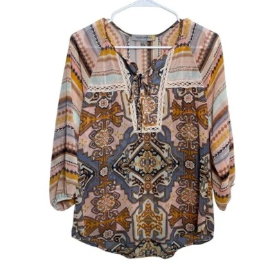 Figueroa & Flower 女式小号 V 领波西米亚印花蕾丝 3/4 袖上衣 — 第 1/4 张图片