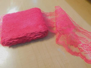 Raschel Scalloped 4" lace trim Shocking Pink 20 yds. (Polyester) - Picture 1 of 1