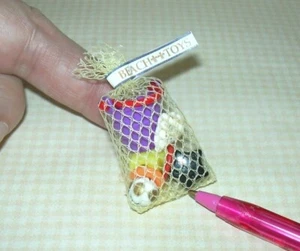 Bolsa de red amarilla en miniatura de ""juguetes de playa"" (cubo púrpura): casa de muñecas 1:12 - Imagen 1 de 2