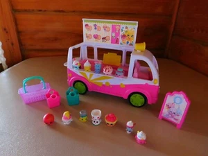 SHOPKINS ICE CREAM TRUCK 12 SHOPKIN FIGURES BASKETS & SIGN - Picture 1 of 1