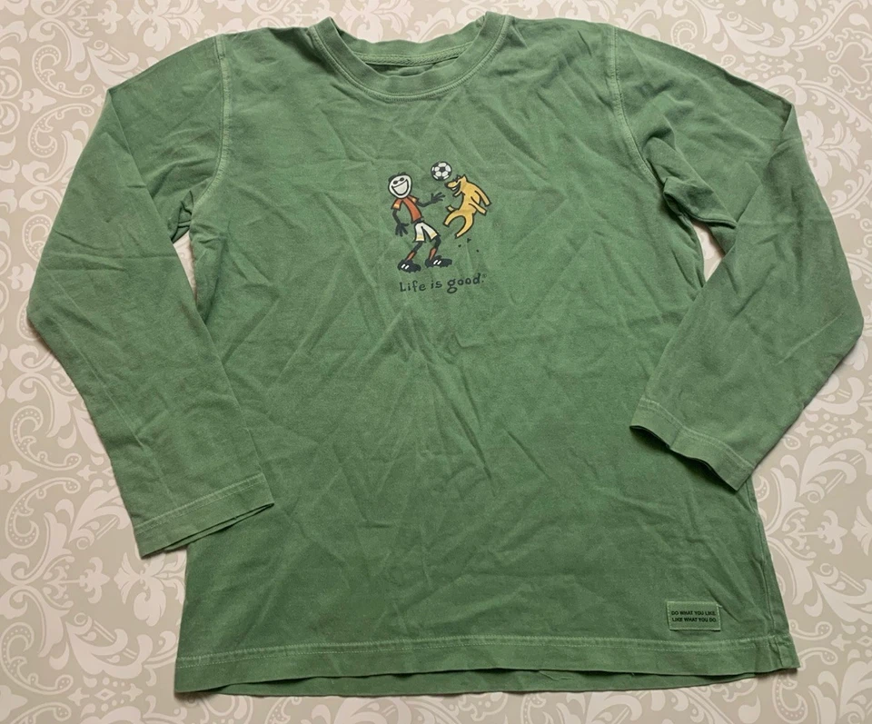 Camisa Life Is Good Boys Talla L (10) Verde Manga Larga Niño Jugando Fútbol con Perro Foto 1 de 4