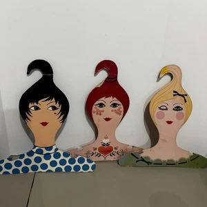 3 Vintage The Girlies JPC 1967 Holz Kleiderbügel Display Lady Woman’s Head LESEN - Bild 1 von 20