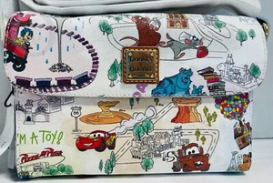 NUEVO CON ETIQUETAS*Dooney & Bourke*Disney Parks*Pixar Maps*Bolso Bandolera*22079D S169 - Imagen 1 de 8