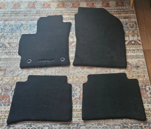 originale, schwarze Velours Fussmattenset für Toyota Corolla E210 - neu - Bild 1 von 4