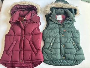 Weste H&M abnehmbare Kapuze Fell in weinrot und dunkel Grün XS - Bild 1 von 2